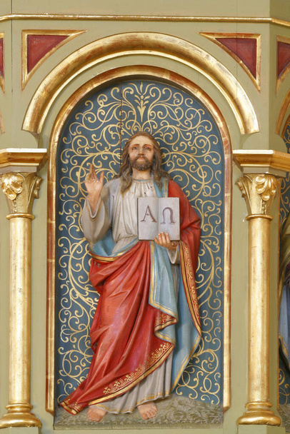 Jesucristo alfa y omega, púlpito en la Iglesia de la Visitación de la Virgen María en Vukovina, Croacia - Foto, imagen