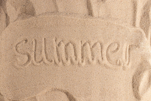 El verano está escrito en la arena. Playa de arena para el fondo. Fondo de verano
. - Foto, Imagen