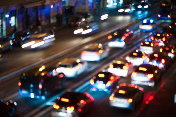traffico sfocato di auto nella notte
 - Foto, immagini