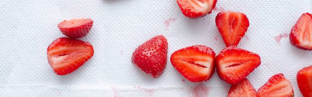 κόκκινες νωπές φράουλες σε λευκό φόντο, κοντινή θέα  - Φωτογραφία, εικόνα