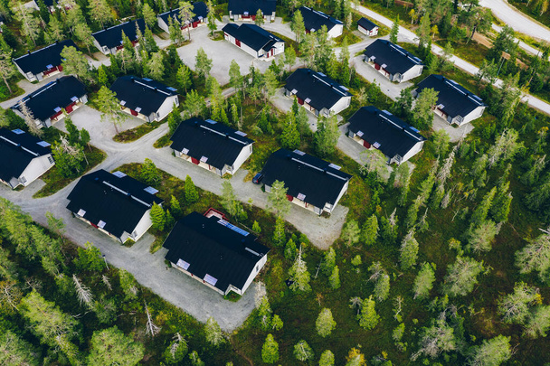 Αεροφωτογραφία του αγροτικού χωριού, κατοικημένη περιοχή με σπίτια ή κατοικίες στη Φινλανδία - Φωτογραφία, εικόνα