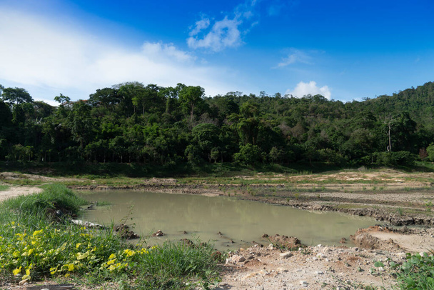 El suelo y las condiciones del agua están secas y rodeadas de verdes montañas. Ang Kep Nam Huai Hin Dat Rayong Tailandia
. - Foto, Imagen