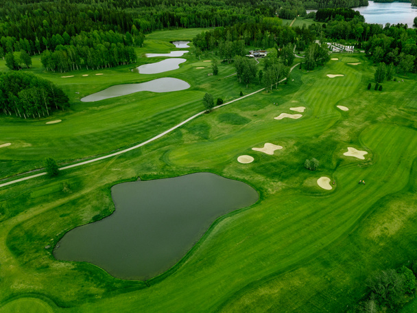 Letecký pohled na zelenou trávu na golfovém hřišti s rybníky ve Finsku - Fotografie, Obrázek