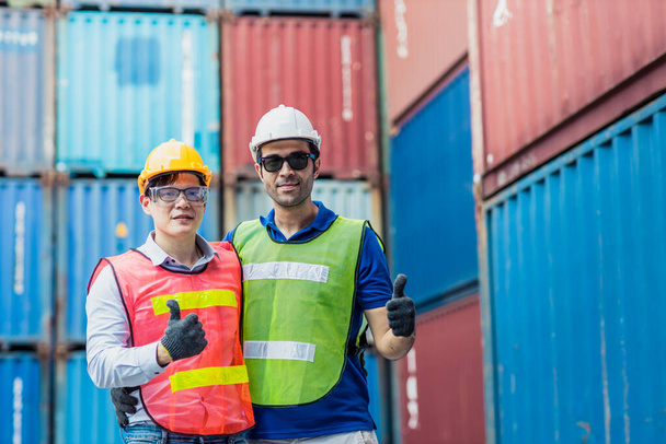 Zaměstnanci a předák řízení nakládání kontejner náklad pracovní tým šťastný těšit pracovní vestoje úsměv ruční show palce nahoru. - Fotografie, Obrázek