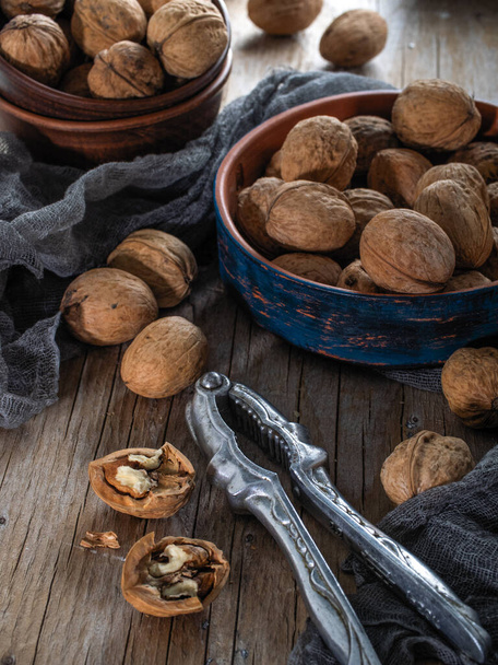 nuts on a wooden table, whole and chipped - Fotoğraf, Görsel