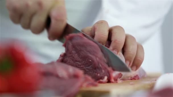 Äärimmäinen lähikuva leikkaamalla paloja punaista naudanlihaa
 - Materiaali, video