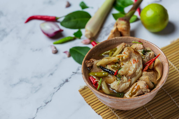 Spicy pork tendon soup and Thai food ingredients. - Foto, Bild
