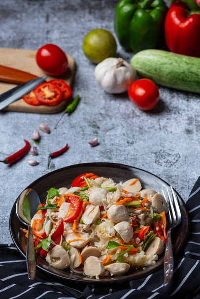 Salade de boulettes de viande épicée, Nourriture asiatique épicée. - Photo, image
