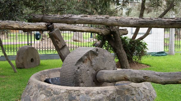 Einzigartige Technologie zur Verarbeitung von massivem Granit durch Handwerker aus der Vergangenheit Südamerikas - Foto, Bild