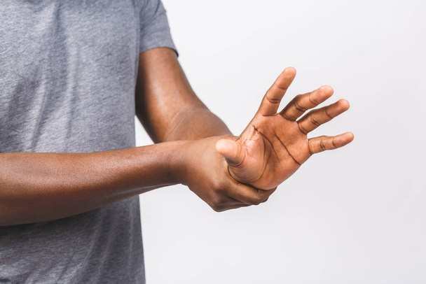 Afrikkalainen amerikkalainen mies kädet käyttäen pestä käsi sanitizer geeli pumppu annostelija suojaa koronavirus, bakteeri ja bakteeri, terveydenhuollon käsite, 7 askel käsi pesu ehkäisy covid-19. - Valokuva, kuva