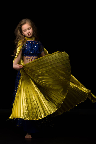 Gyönyörű hosszú hajú lány táncoló hastánc szárnyakkal - Fotó, kép