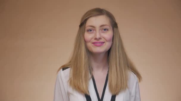 Gülümseyen bir kızın portresi - Video, Çekim