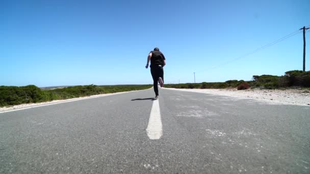 Человек бежит в пустыню в замедленной съемке
 - Кадры, видео