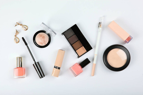 professionele make-up gereedschappen. Make-up producten op eenvoudige achtergrond bovenaanzicht. Een set van verschillende items voor make-up. - Foto, afbeelding