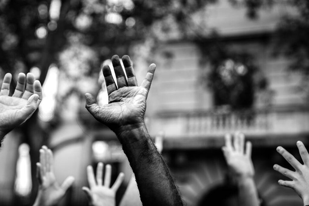 Мультикультурные руки, поднятые в воздухе, просят о свободе. Остановите расизм. Остановить репрессии
. - Фото, изображение
