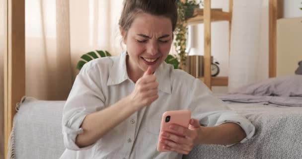 Ανήσυχη γυναίκα γιορτάζει online επιτυχία χρησιμοποιώντας το κινητό τηλέφωνο  - Πλάνα, βίντεο