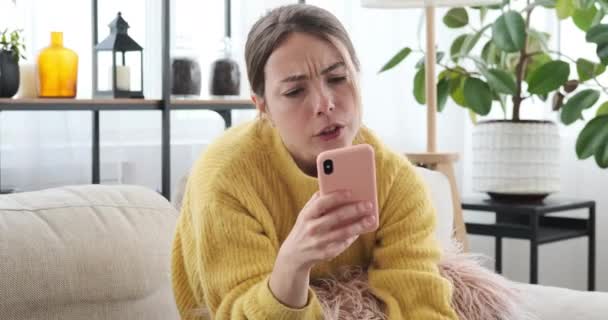 Mujer tomando selfie y foto mensajería en el teléfono móvil
 - Metraje, vídeo