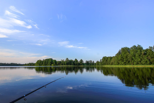 Letonya, Latgale, Doğu Avrupa 'da göl manzarası. Yaz doğası. Akşam gölünün arka planında makarayla dönüyor.. - Fotoğraf, Görsel