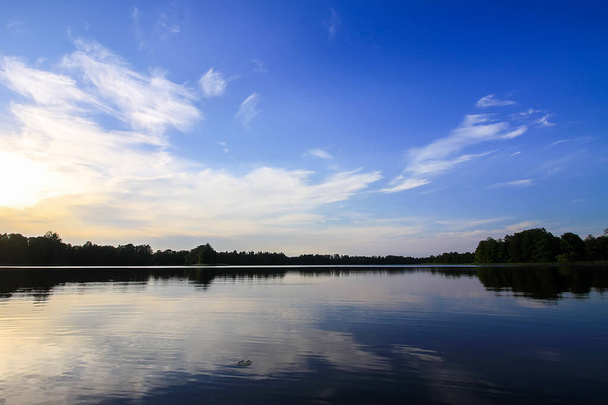 Vue panoramique sur le paysage avec lac en Lettonie, Latgale, Europe de l'Est. Nature estivale - Photo, image