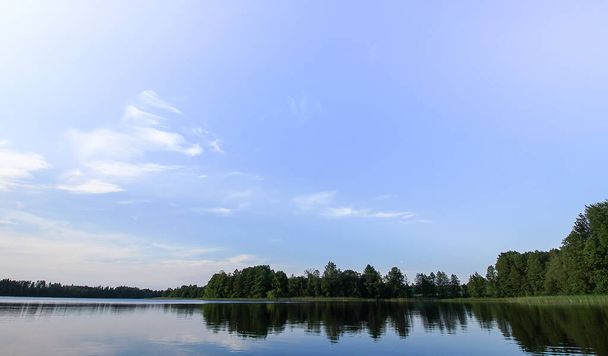 Пейзаж с озером в Латвии, Латгалии, Восточной Европе. Летняя природа - Фото, изображение