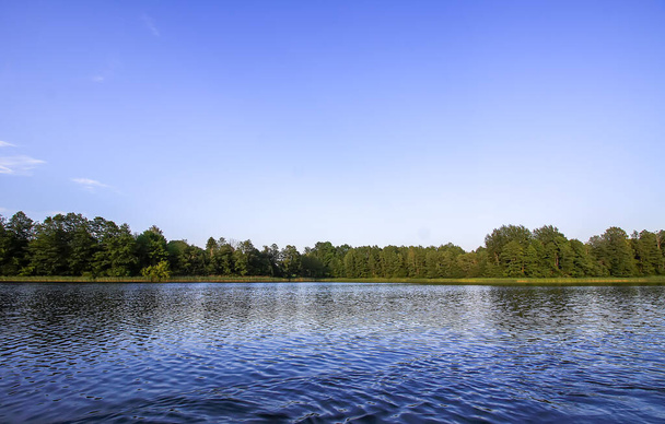 Γραφική θέα στο τοπίο με τη λίμνη στη Λετονία, Latgale, Ανατολική Ευρώπη. Θερινή φύση - Φωτογραφία, εικόνα