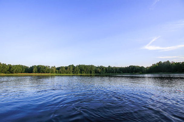 Letonya, Latgale, Doğu Avrupa 'da göl manzarası. Yaz doğası - Fotoğraf, Görsel