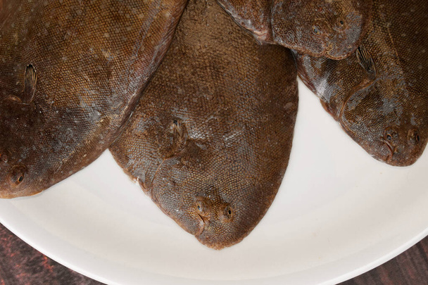 Friss hal (lepényhal) a tányéron - Fotó, kép