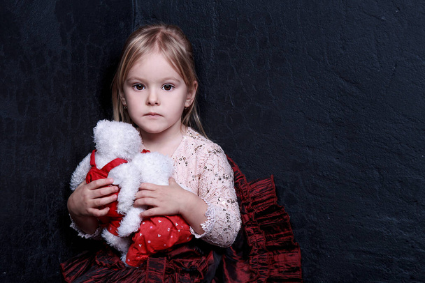 Kaunis pieni vaalea lapsi tyttö mekko studiossa - Valokuva, kuva