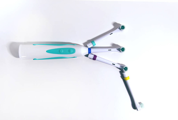 Elektrische tandenborstels ingesteld op witte achtergrond - Foto, afbeelding
