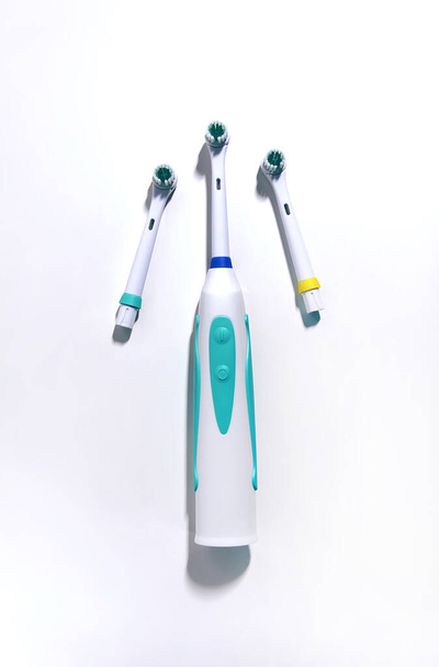 Електричні зубні щітки встановлені на білому тлі
 - Фото, зображення