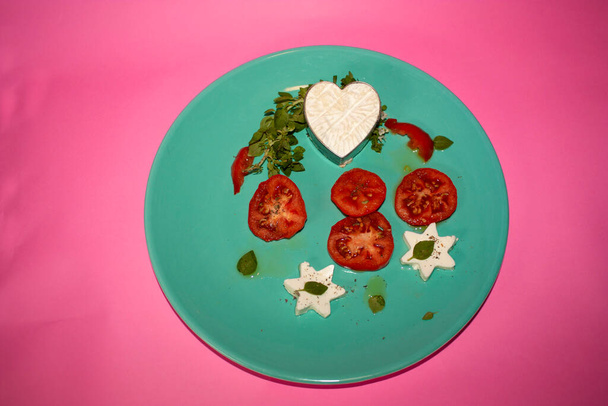 Металлическое сердце из сыра бри с ломтиками хитомета и звездами панелы с оливковым маслом альбака и ароматическими травами
 - Фото, изображение