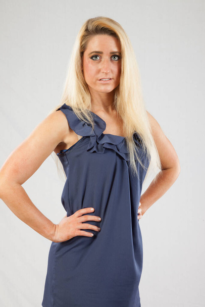 Pensive blondi nainen sininen pusero - Valokuva, kuva