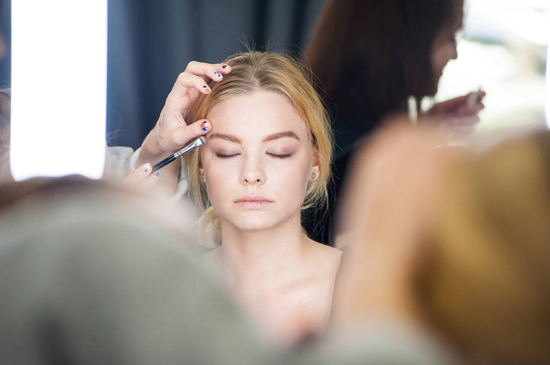 Maquillaje profesional para una mujer en un estudio de belleza
 - Foto, Imagen