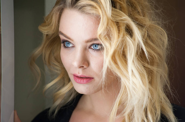 Красива блондинка з блакитними очима і хвилястим волоссям
 - Фото, зображення