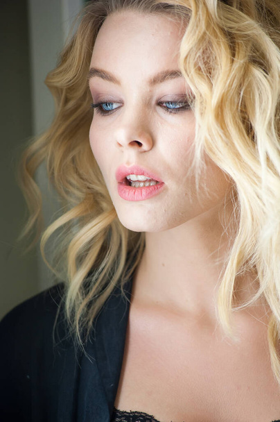 Pretty blonde with blue eyes and wavy hair - 写真・画像