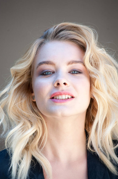 Pretty blonde with blue eyes and wavy hair - Fotografie, Obrázek