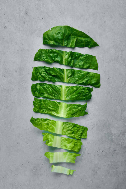 Romaine Alface folha picada. Fundo da folha de salada verde. Verduras de salada frescas cortadas nas tiras. Contexto do conceito orgânico
 - Foto, Imagem