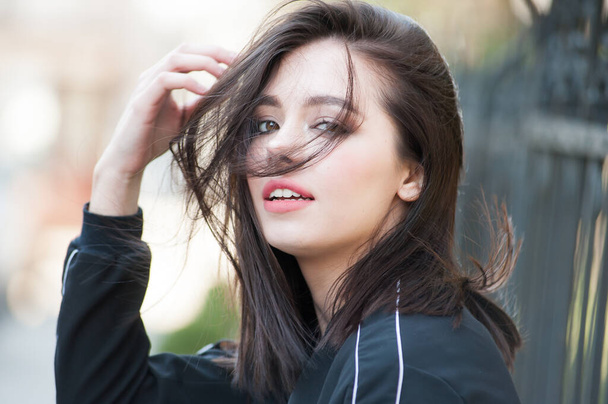 Νεαρή όμορφη μοντέρνα γυναίκα σε εξωτερικούς χώρους με εκφραστική μακιγιάζ - Φωτογραφία, εικόνα