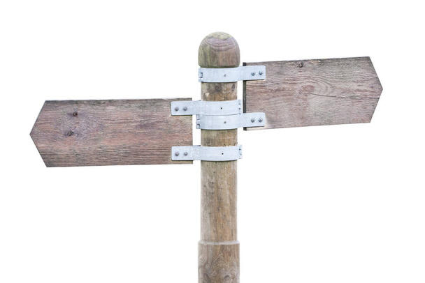 Blanker Wegweiser aus Holz, der in entgegengesetzte Richtungen auf isoliertem weißem Hintergrund zeigt - Foto, Bild