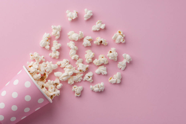 Rozsypany popcorn na różowym tle, kino, filmy i koncepcja rozrywki - Zdjęcie, obraz