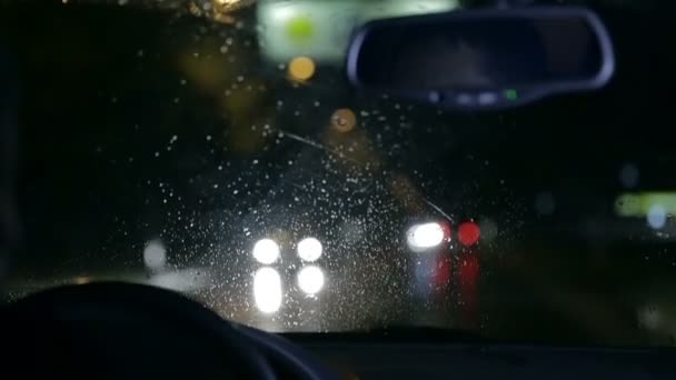 rozostřený snímek přes čelní sklo na deštivé noci - Záběry, video