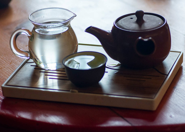 Japonaises thé vert auto-préparation dans la maison de thé
. - Photo, image