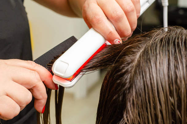Proces ultrazvukové a infračervené péče o vlasy. Poškozený koncept obnovy vlasů. - Fotografie, Obrázek