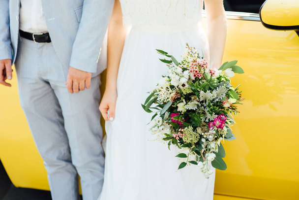 beautiful bouquet in hands of the bride - Foto, afbeelding