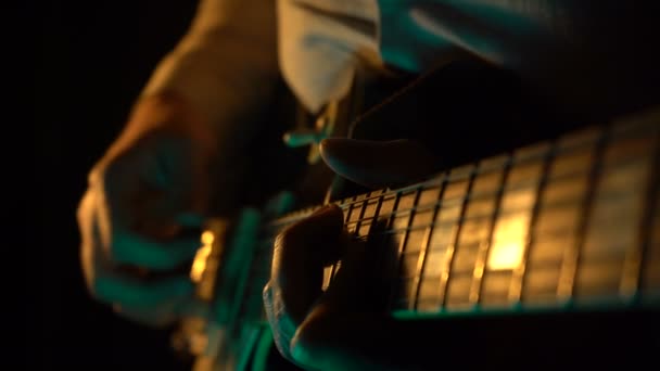 Menselijke hand speelt gitaar thuis - Video