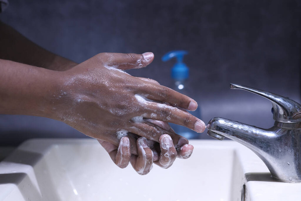 Mycie rąk dobrze pomóc zapobiec wirusowi, - Zdjęcie, obraz