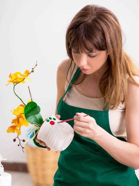 Mujer joven decoración de cerámica en el taller
 - Foto, imagen