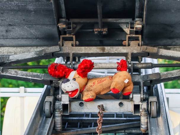 Chien jouet dans une machine de levage.... Les gens ont laissé un chien jouet dans une machine de levage, un événement à Bruxelles, gros plan
. - Photo, image