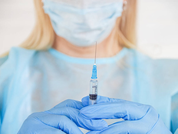 Vacinação medicamentosa. Enfermeira detém um syring, Cuidados de saúde no conceito de hospital
 - Foto, Imagem