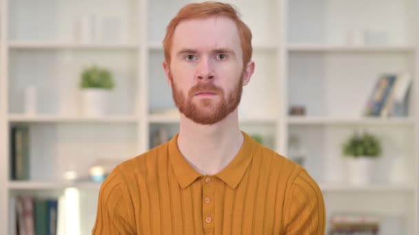 Portret van verontwaardigde roodharige man voelt zich geschokt  - Video